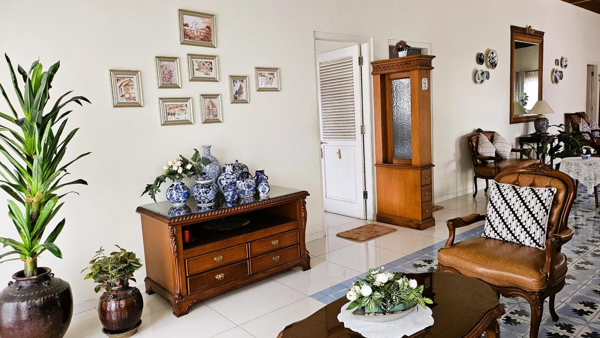Surokarsan 9 House Yogyakarta Hotel ภายนอก รูปภาพ